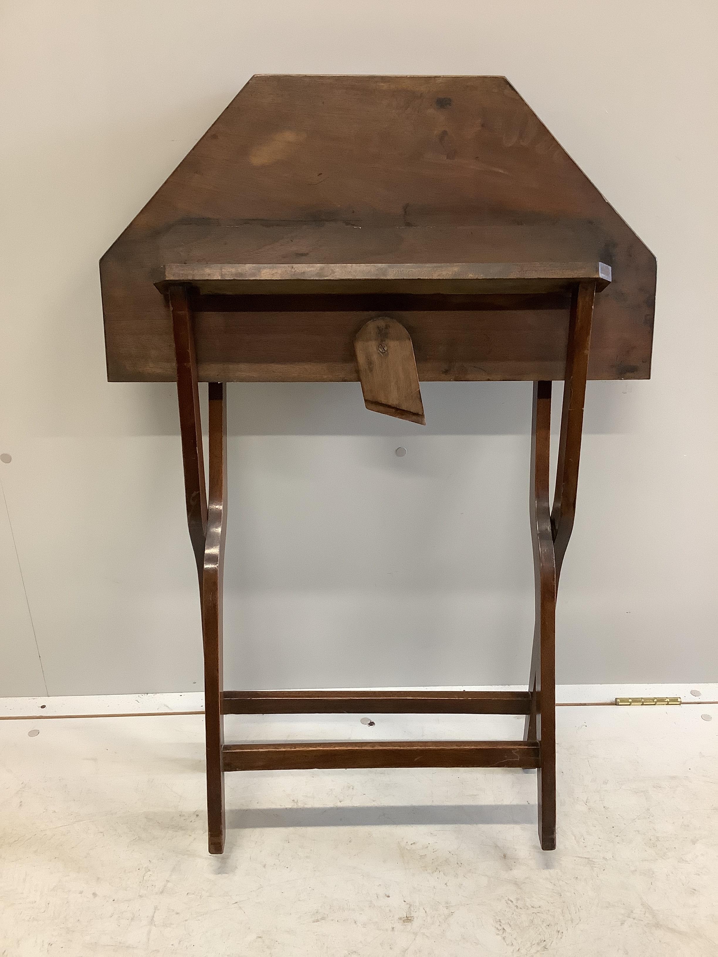 An Edwardian octagonal mahogany folding coaching table, width 68cm, height 67cm